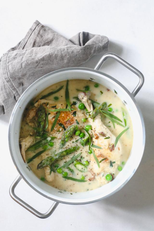 Summer stew with chicken, white wine, peas and asparagus